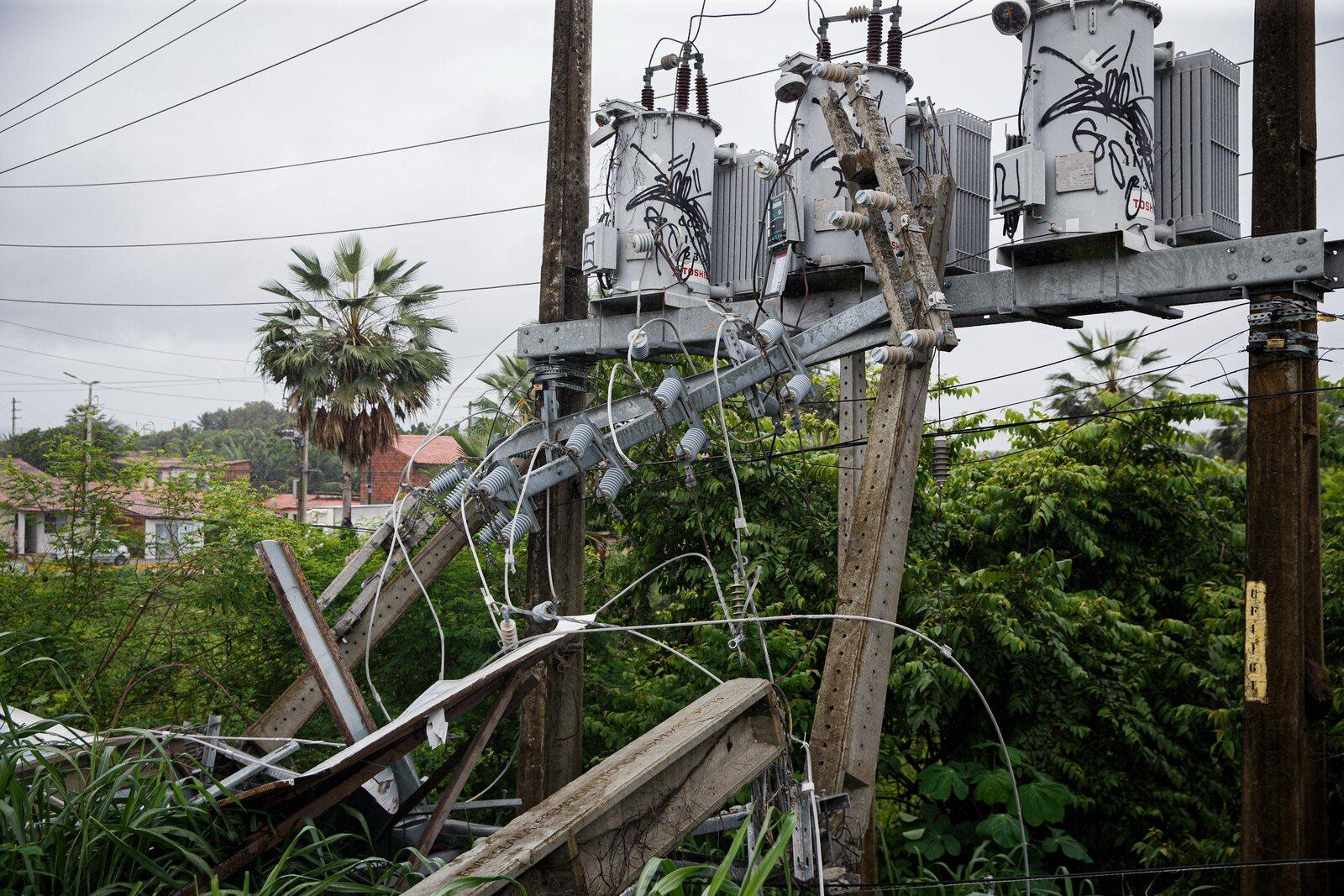 Postes caíram em Pacatuba