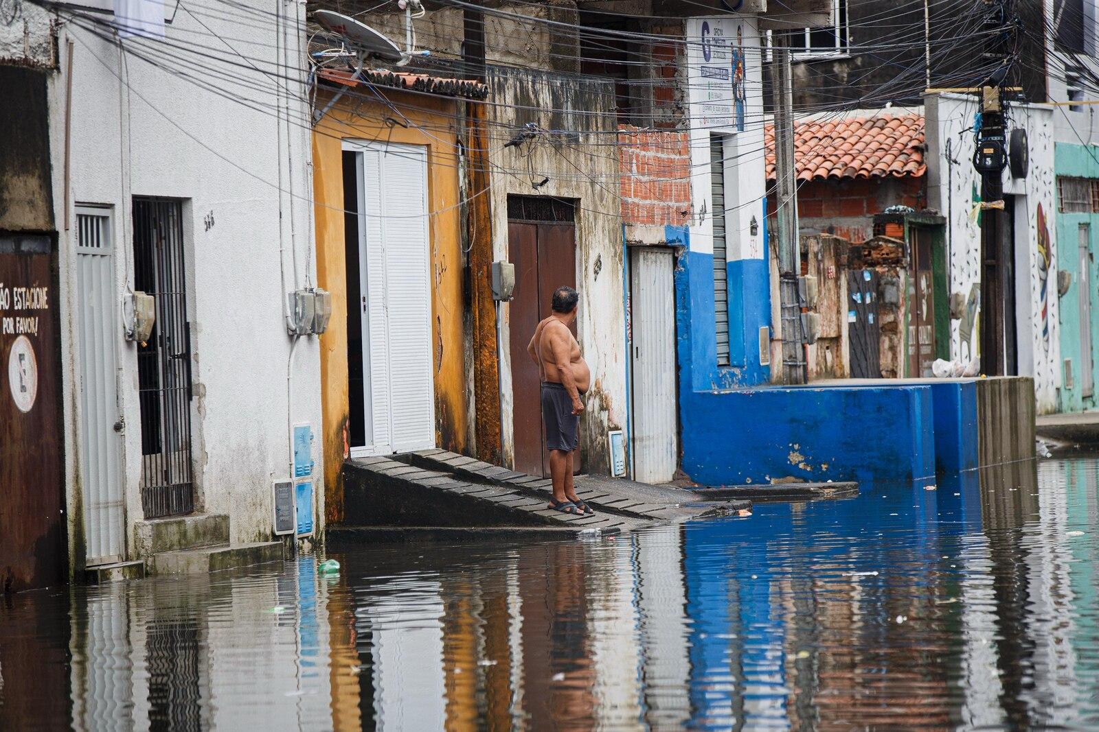 Morador ilhado em alagamento