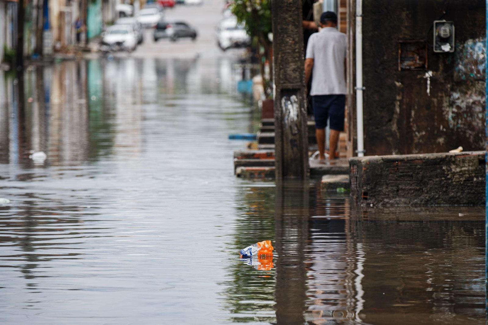 Sacos de lixo em alagamento na rua