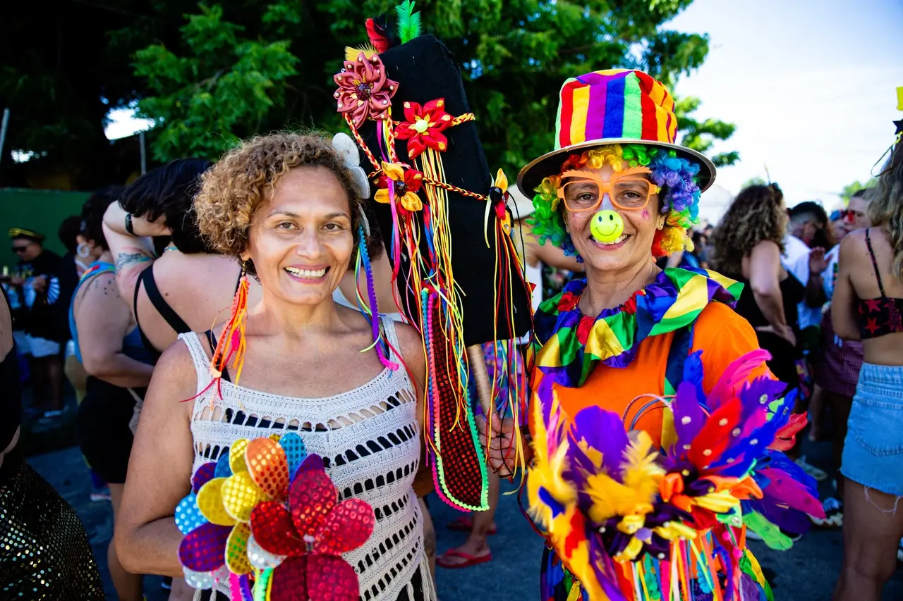 Artesãs aproveitam a folia para vender acessórios carnavalescos