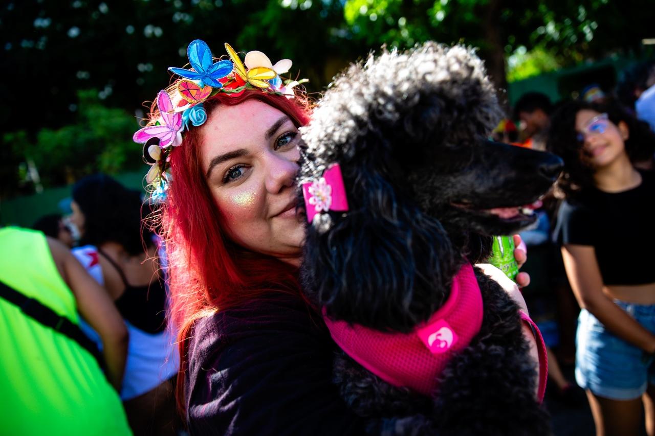 Cachorrinha Mabel foi curtir o bloco vestida de bailarina