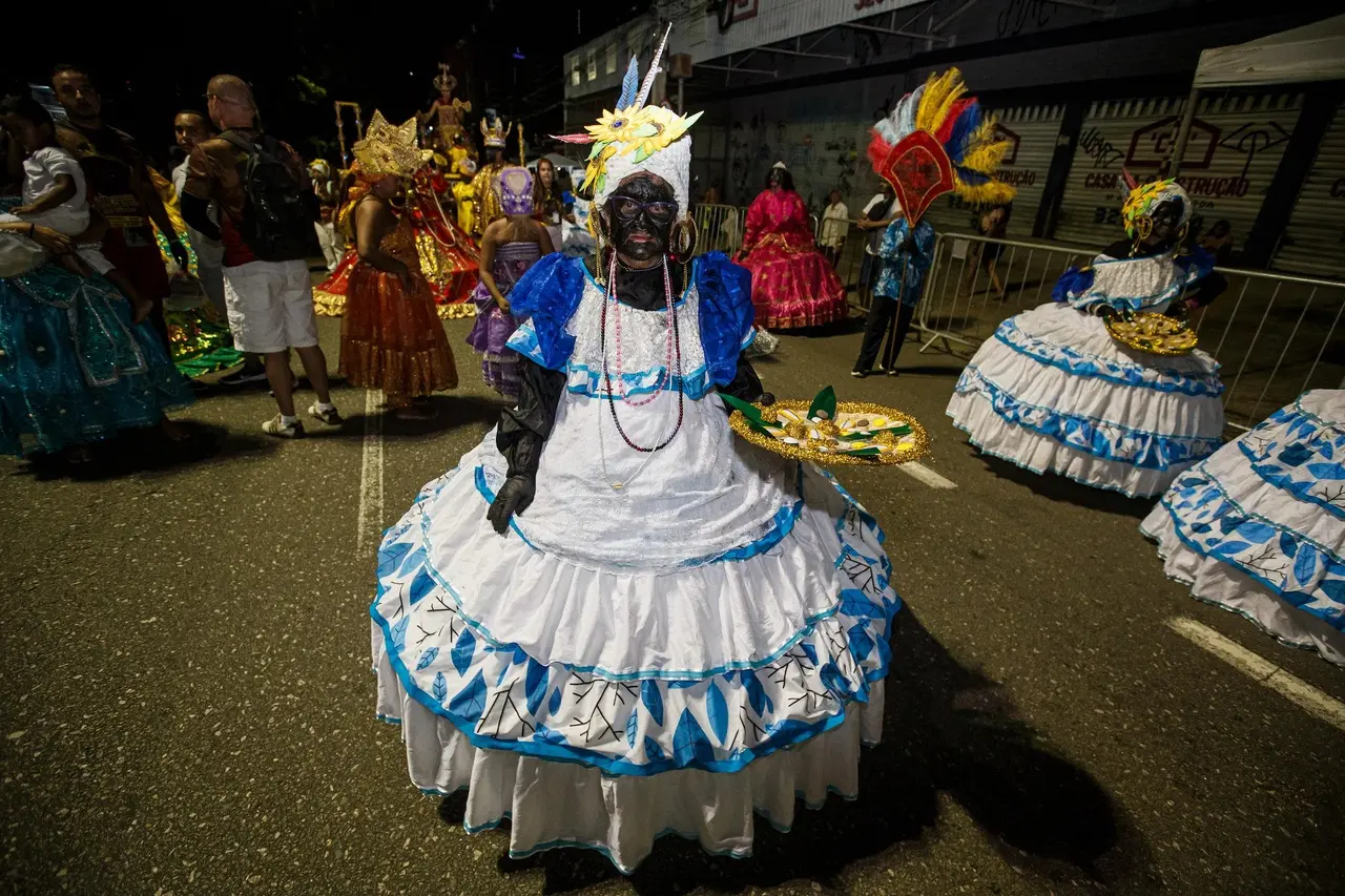 Faxineira aposentada de 72 anos desfila com figurino de cerca de 30kg