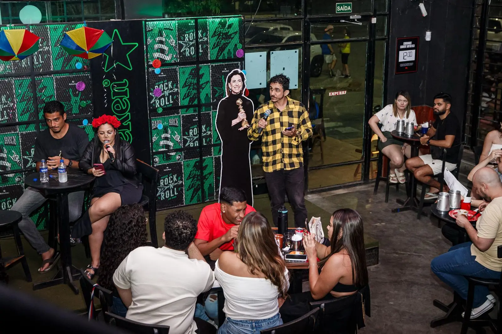 Dezenas de pessoas acompanham transmissão do Oscar em bar de Fortaleza