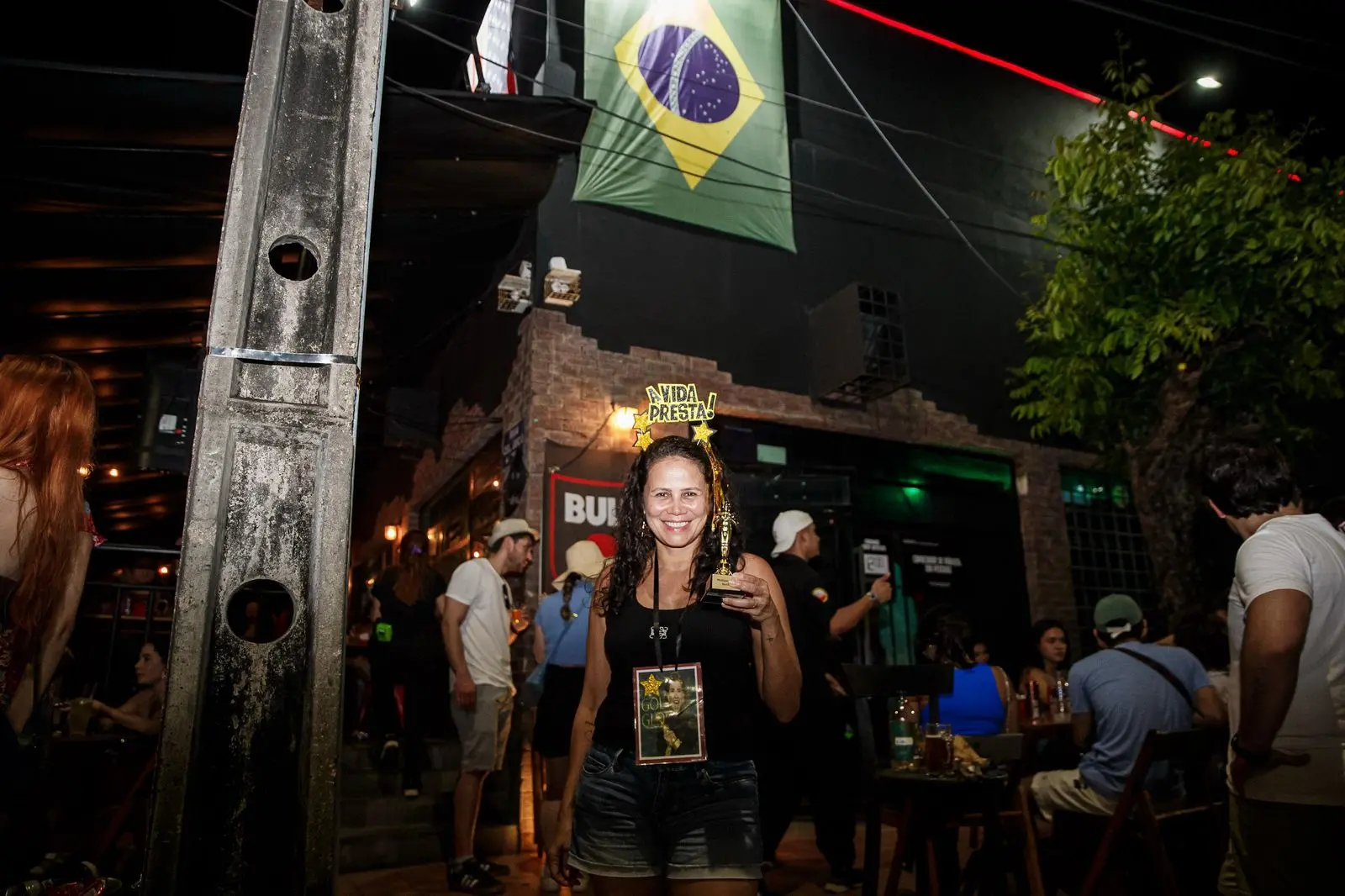 Foliã foi do Benfica ao bar fantasiada de Fernanda Torres para acompanhar transmissão da cerimônia