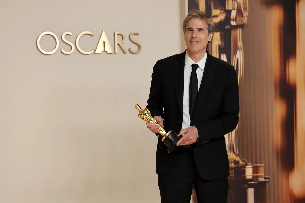 Walter Salles com a estatueta de Melhor Filme Internacional