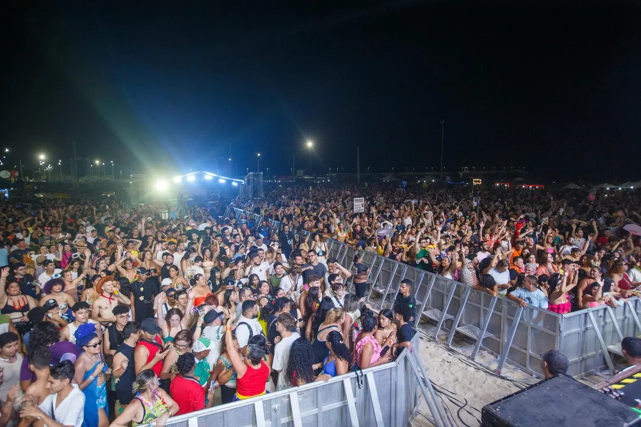 Público do Aterrinho da Praia de Iracema foi embalada por sucessos do forró das antigas e mistura do ritmo com outros gêneros