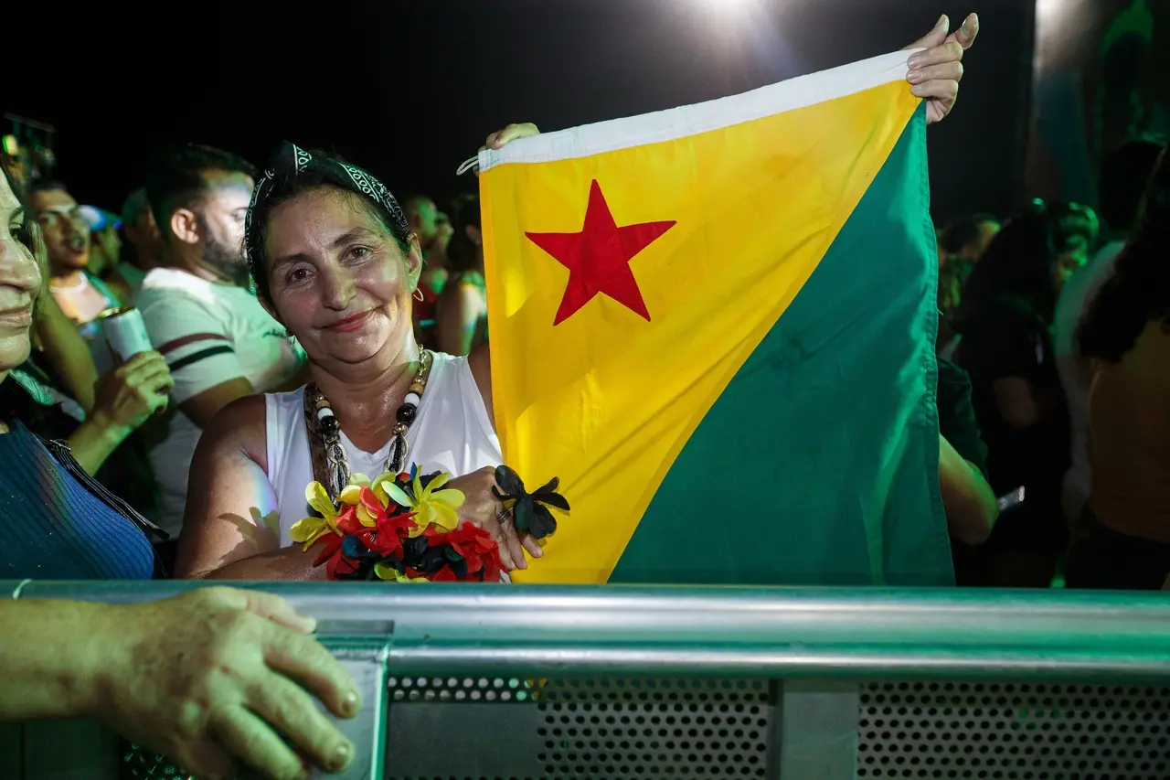 Clemilda Vasconcelos celebrou 50 anos com família e amigos durante programação do Carnaval de Fortaleza nesta segunda-feira (3)