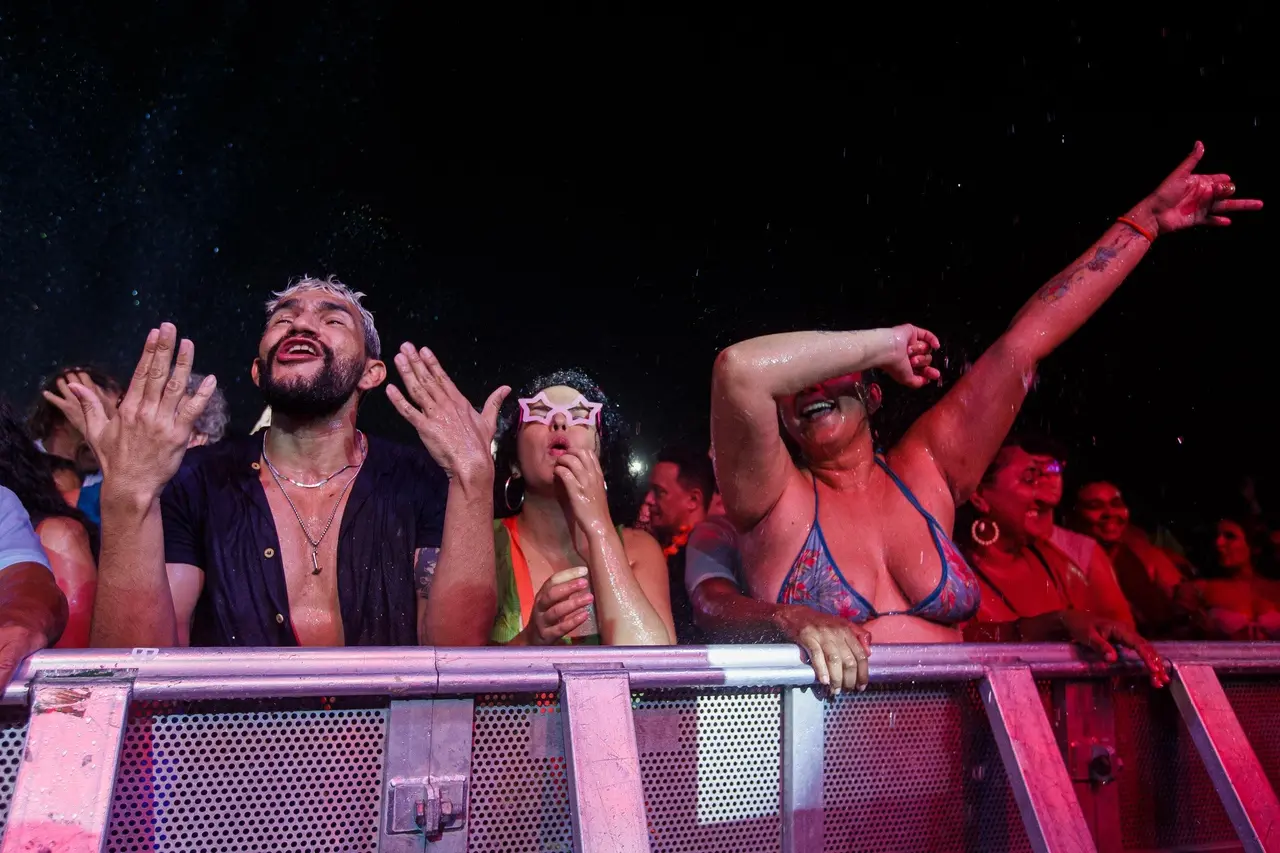 Público canta sucessos da banda Magníficos em meio à chuva