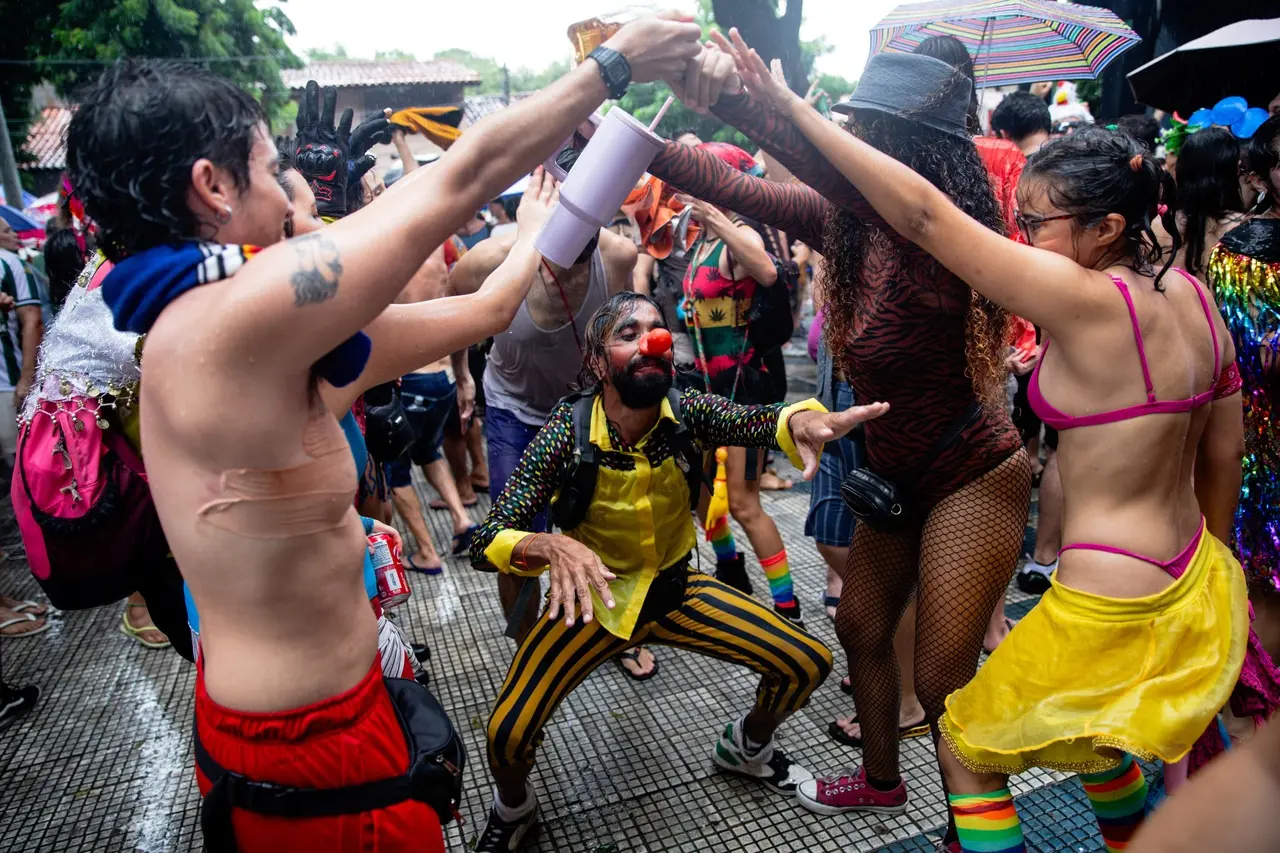 'Trabalhamos com esse estado de festa', define o artista e professor de palhaçaria Alysson Lemos