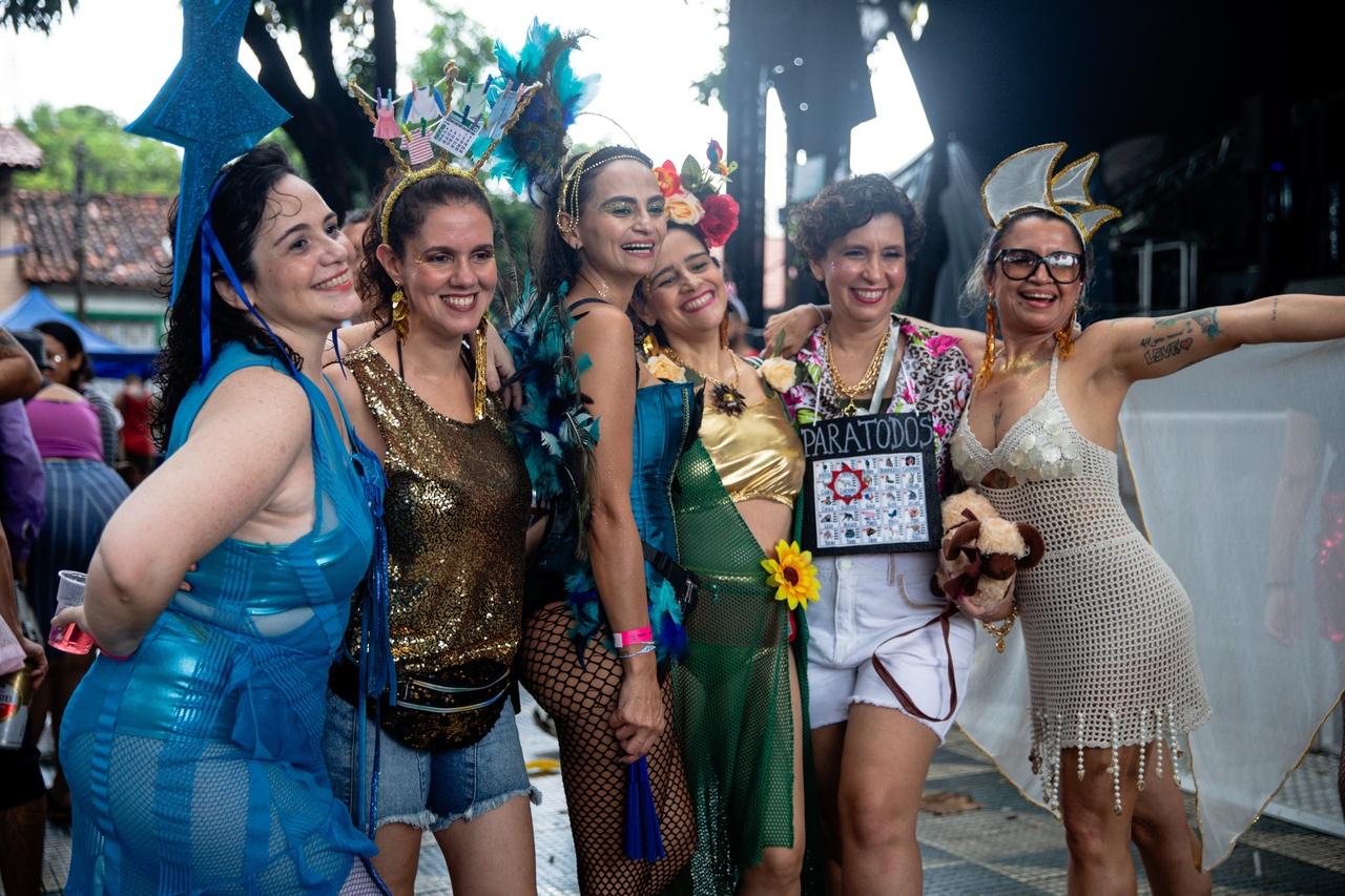 Músicas de compositores cearenses inspiraram fantasias de grupo de amigas que pularam carnaval na Praça da Gentilandia, no Benfica — 'o melhor carnaval do mundo'
