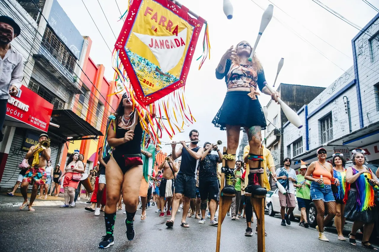 Iniciativas de blocos independentes da programação oficial fortalece folia carnavalesca de Fortaleza