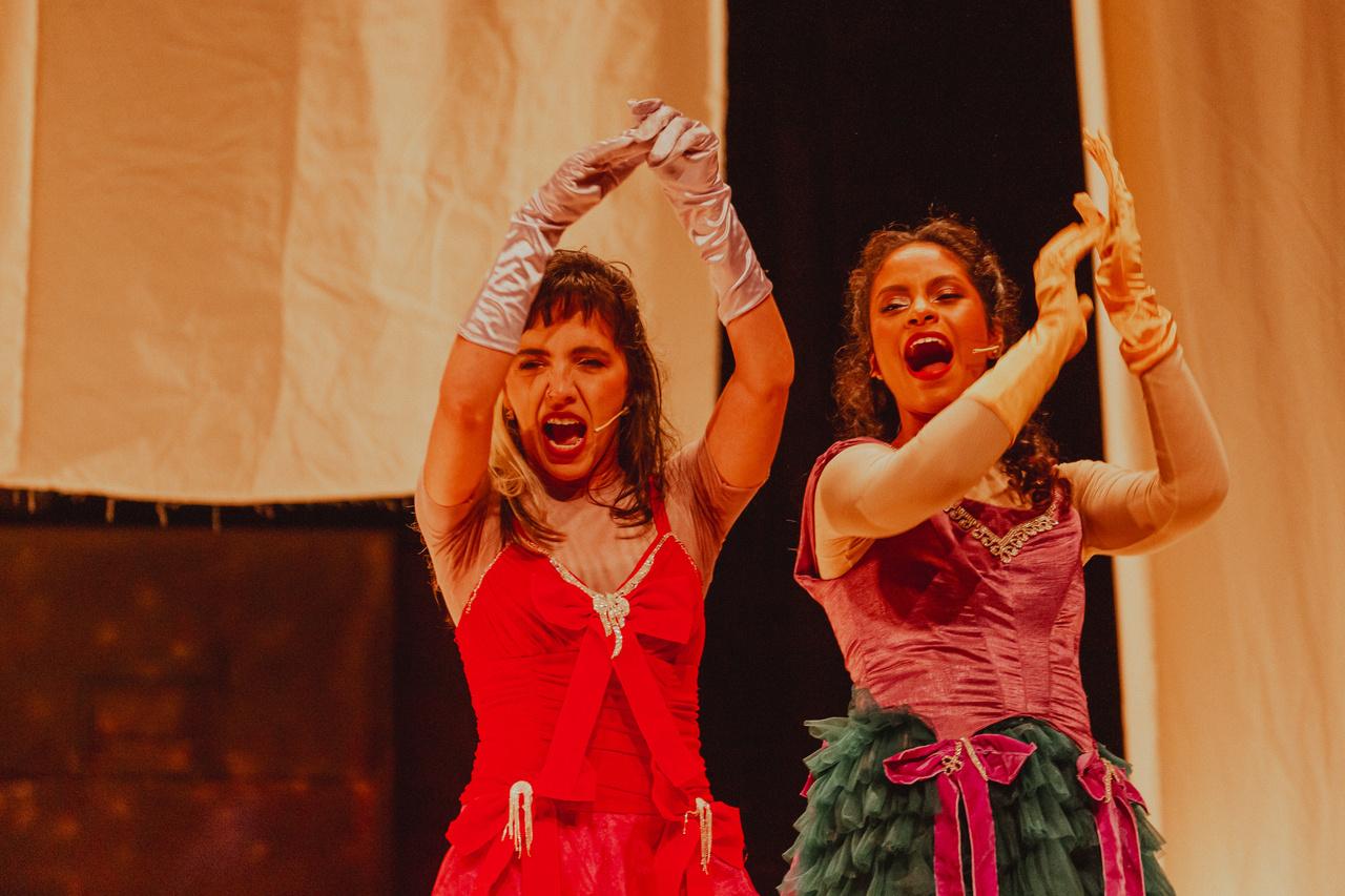 Espetáculo 'Medalha de Ouro', dirigido por Andréia Pires e com Sol Moufer e Larissa Goes, será apresentado neste sábado (8) no Dragão do Mar