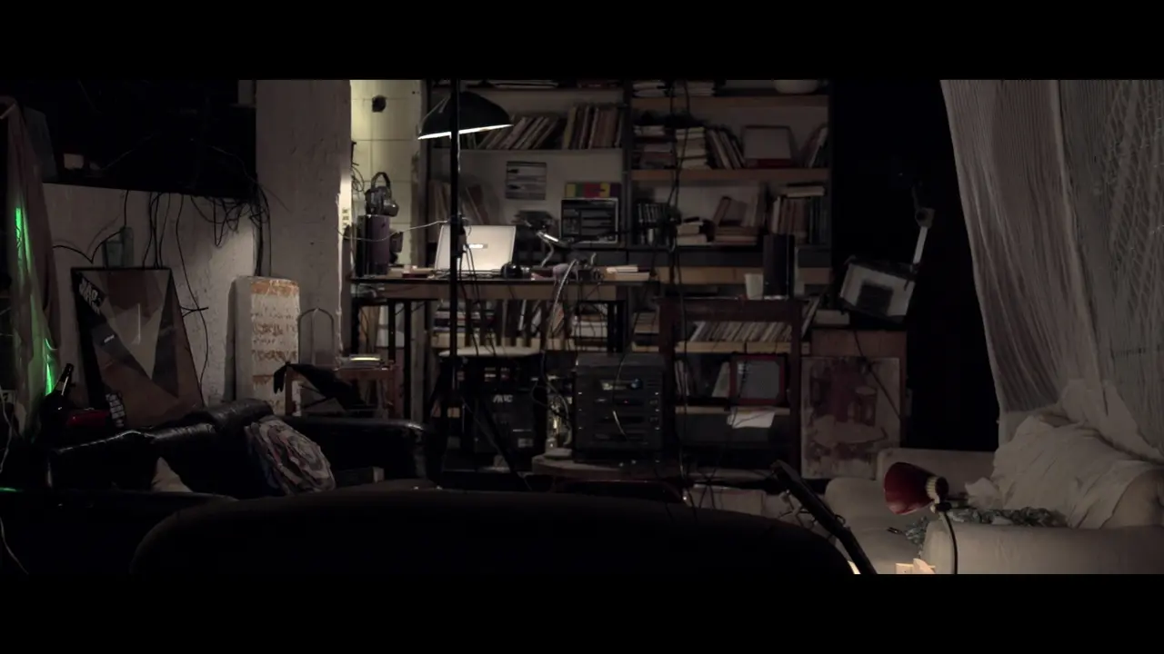 Obra do coletivo cearense Alumbramento, 'Com os Punhos Cerrados' foi primeiro longa que teve direção de arte assinada por Dayse Barreto, em parceria com Thaís de Campos