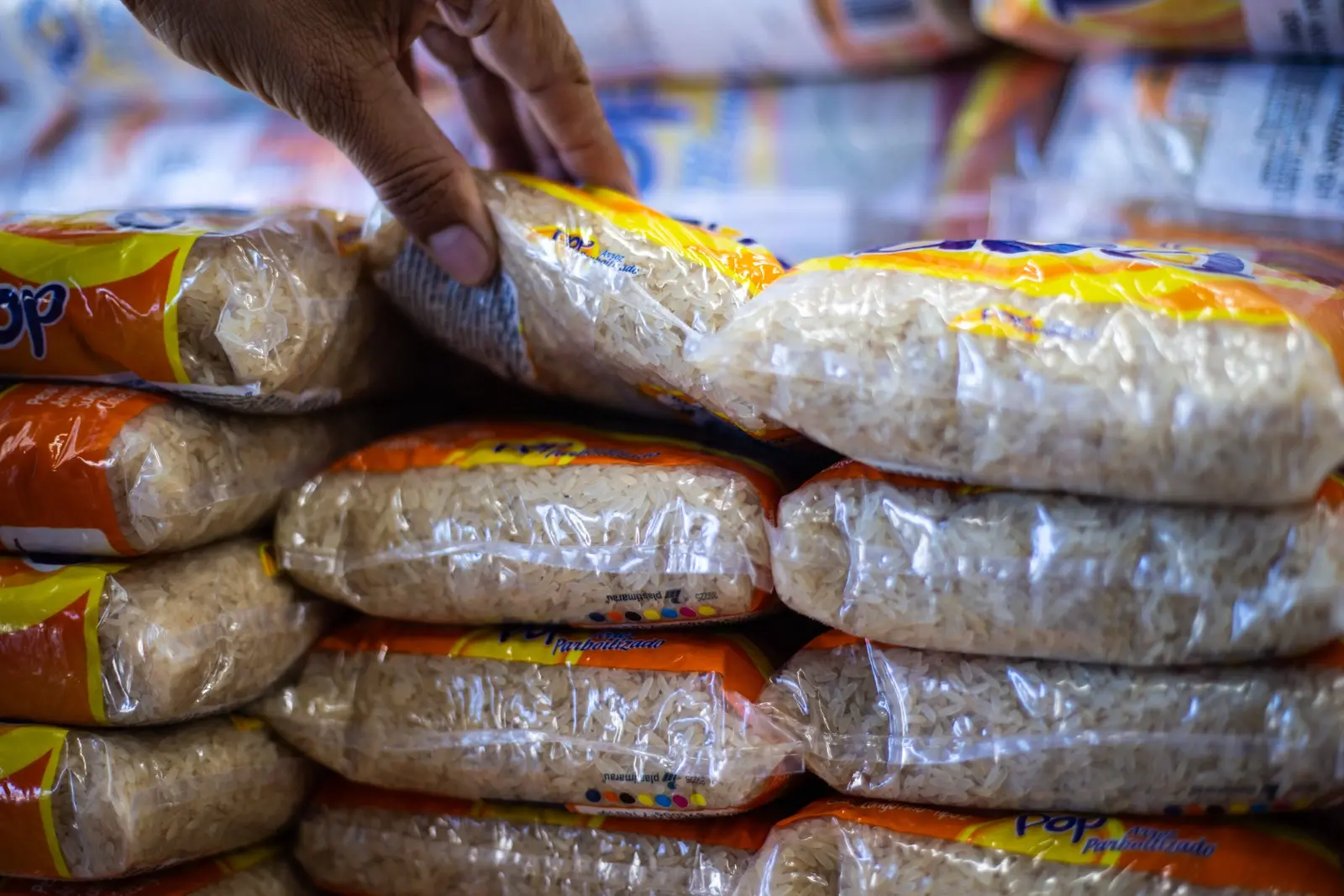 foto de arroz em supermercado