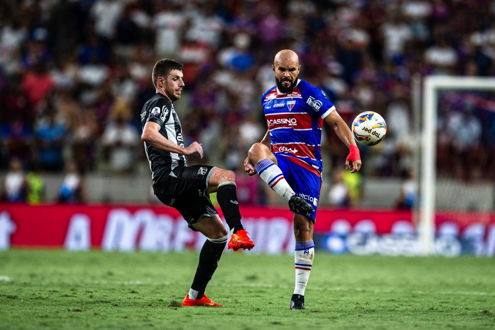 Atletas em ação no Clássico-Rei