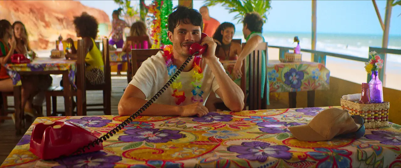 Vinícius Teixeira interpreta o protagonista Lucas, que reencontra uma paixão antiga, Felipe (Gabriel Fuentes), durante uma viagem a Canoa Quebrada