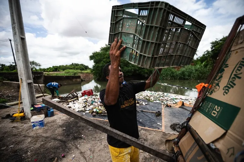 Júnior Maciel Pires Rodrigues é reciclador e aproveita os resíduos retirados com a ecobarreira