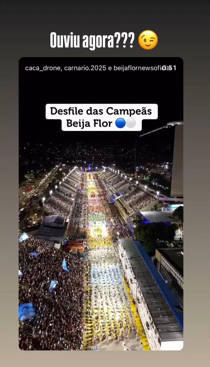 Vista aérea do desfile das campeãs da Beija Flor, com uma grande multidão e uma apresentação vibrante durante a celebração de carnaval.
