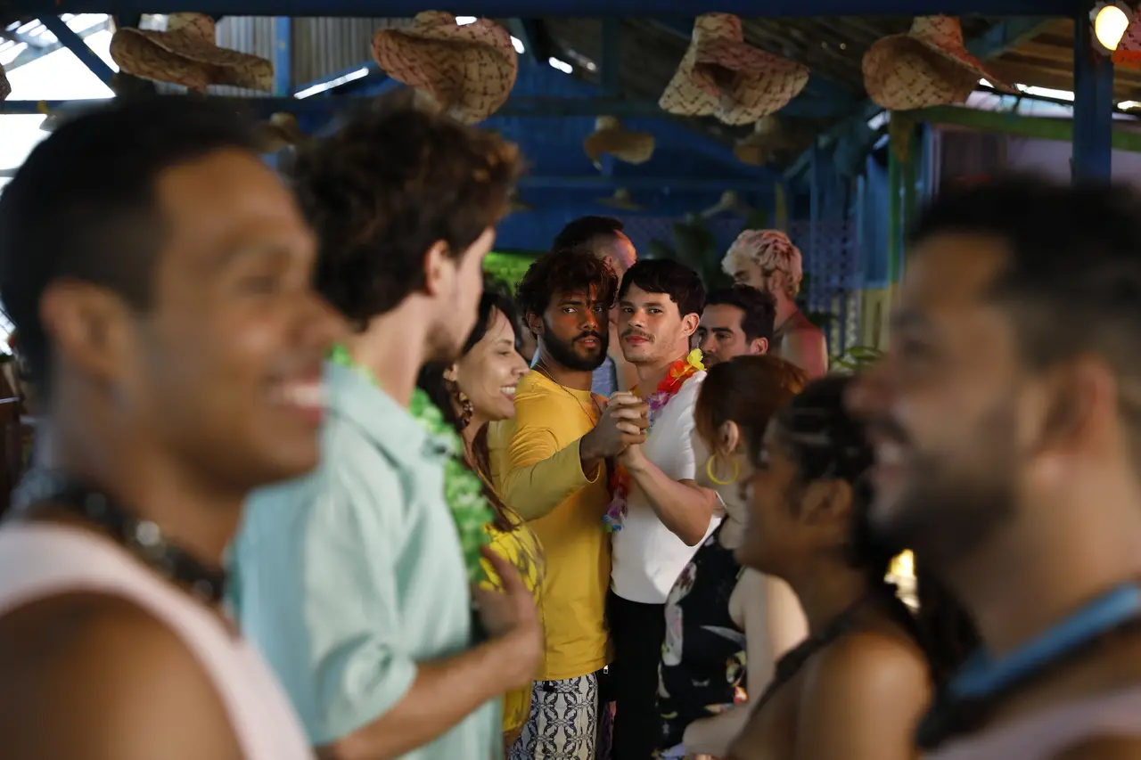 Felipe (Gabriel Fuentes) e Lucas (Vinícius Teixeira) se reencontram após anos em Canoa Quebrada na trama do longa 'O Melhor Amigo'