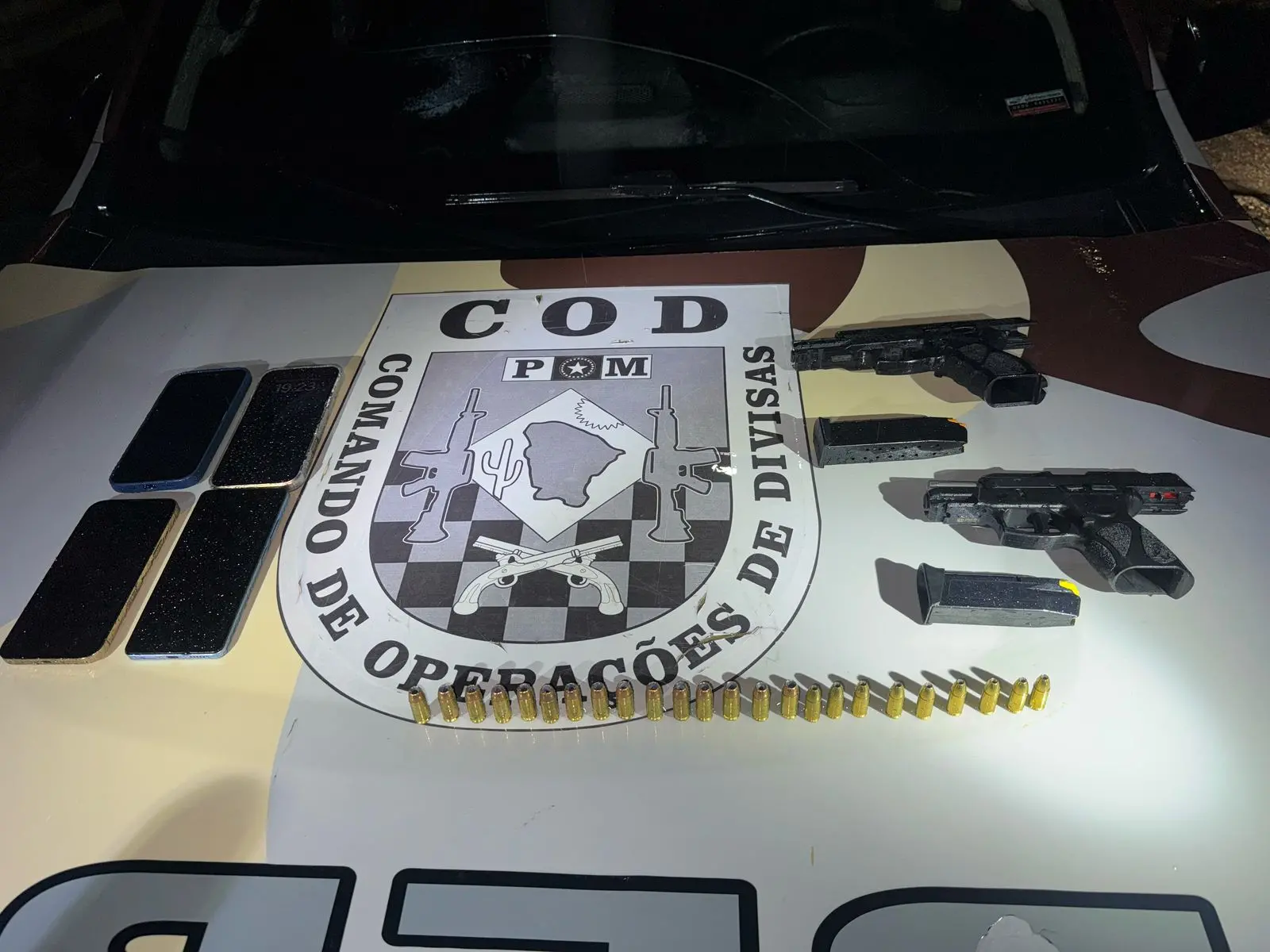 Duas armas de fogo, munições e aparelhos celulares foram apreendidos com os suspeitos