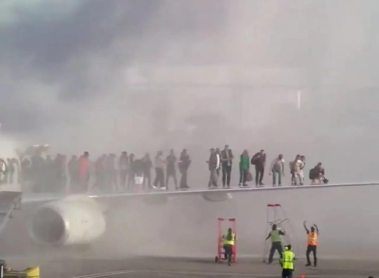 Imagens compartilhadas nas redes sociais mostram uma grande coluna de fumaça saindo da aeronave.