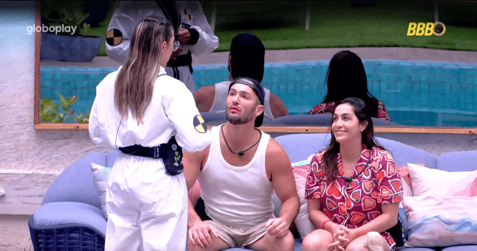 A imagem mostra a cearense Renata, que voltou da Vitrine do Seu Fifi, conversando sobre o que ouviu para Diego e Dani na área externa da casa do BBB 25