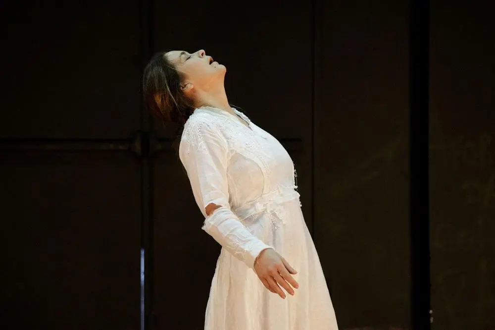 Na montagem, Cláudia Abreu dá vida a Virginia Woolf no momento em que a romancista se afoga em um rio, num ato suicida