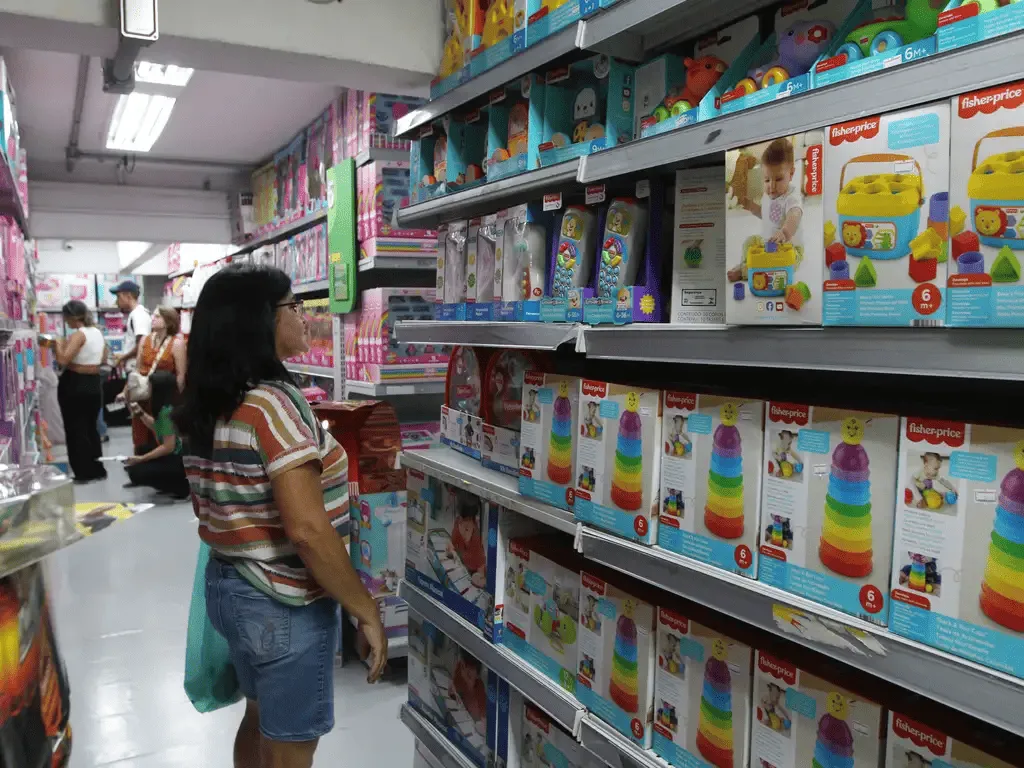 Clientes buscam por ofertas em lojas na Semana do Consumidor