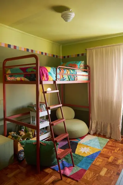 Com uma paleta vibrante e cheia de identidade, este quarto projetado por Bruna Galliano aposta em tons predominantes de verde para criar um ambiente lúdico e envolvente
