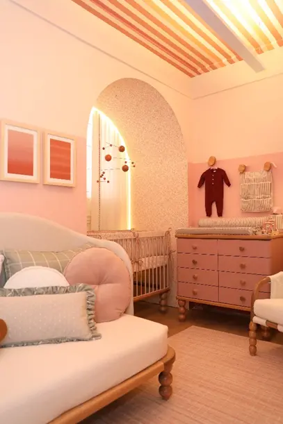 Projeto por Duda Senna com cores suaves em tons de rosa