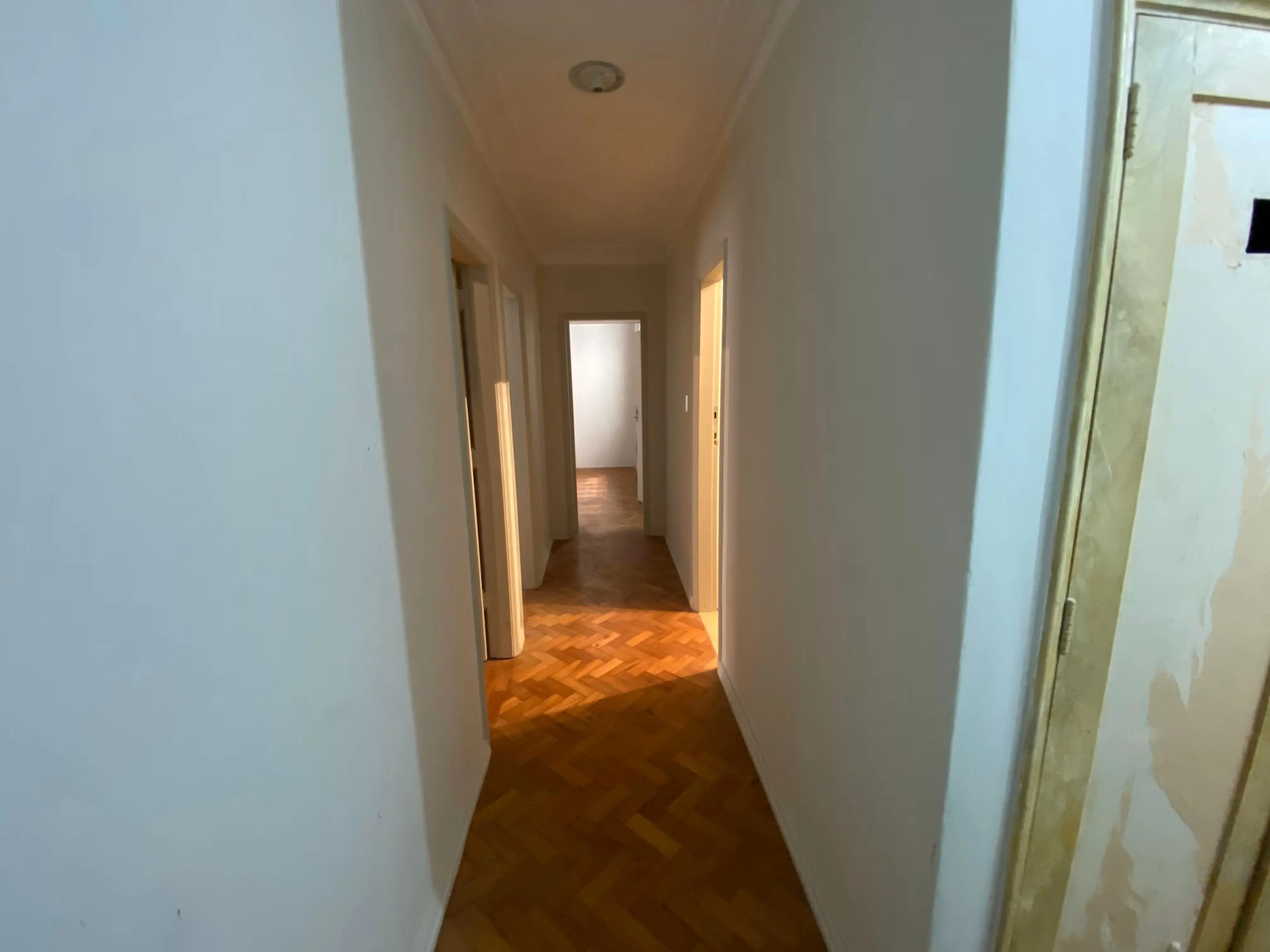 O apartamento fica no segundo andar do edifício