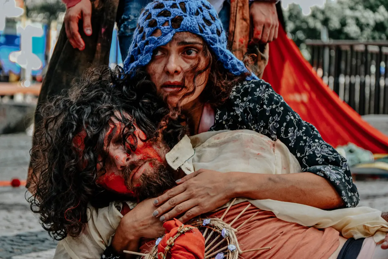 Espetáculo 'Às Margens' compõe repertório do Grupo Avia de Teatro