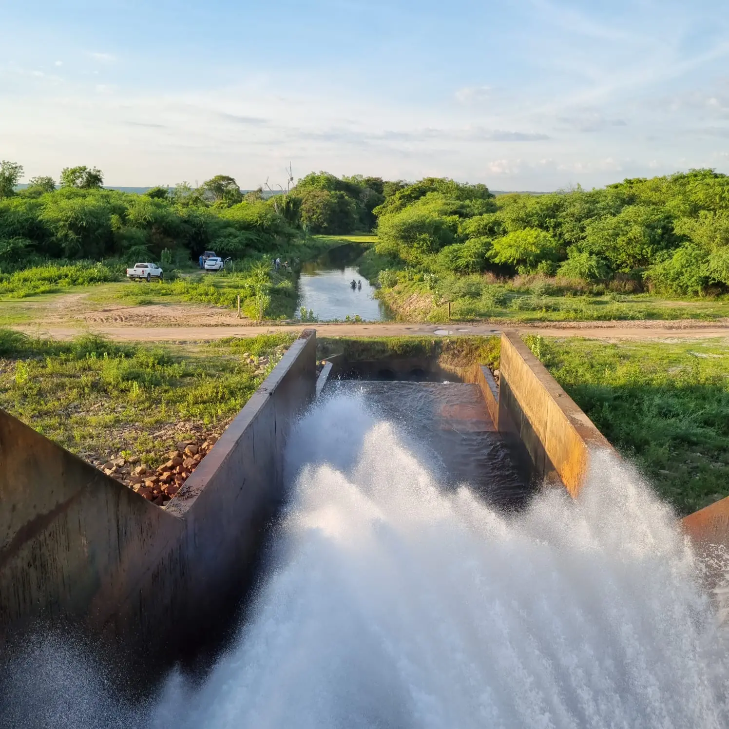Imagem das águas passando pela transposição do Rio São Francisco