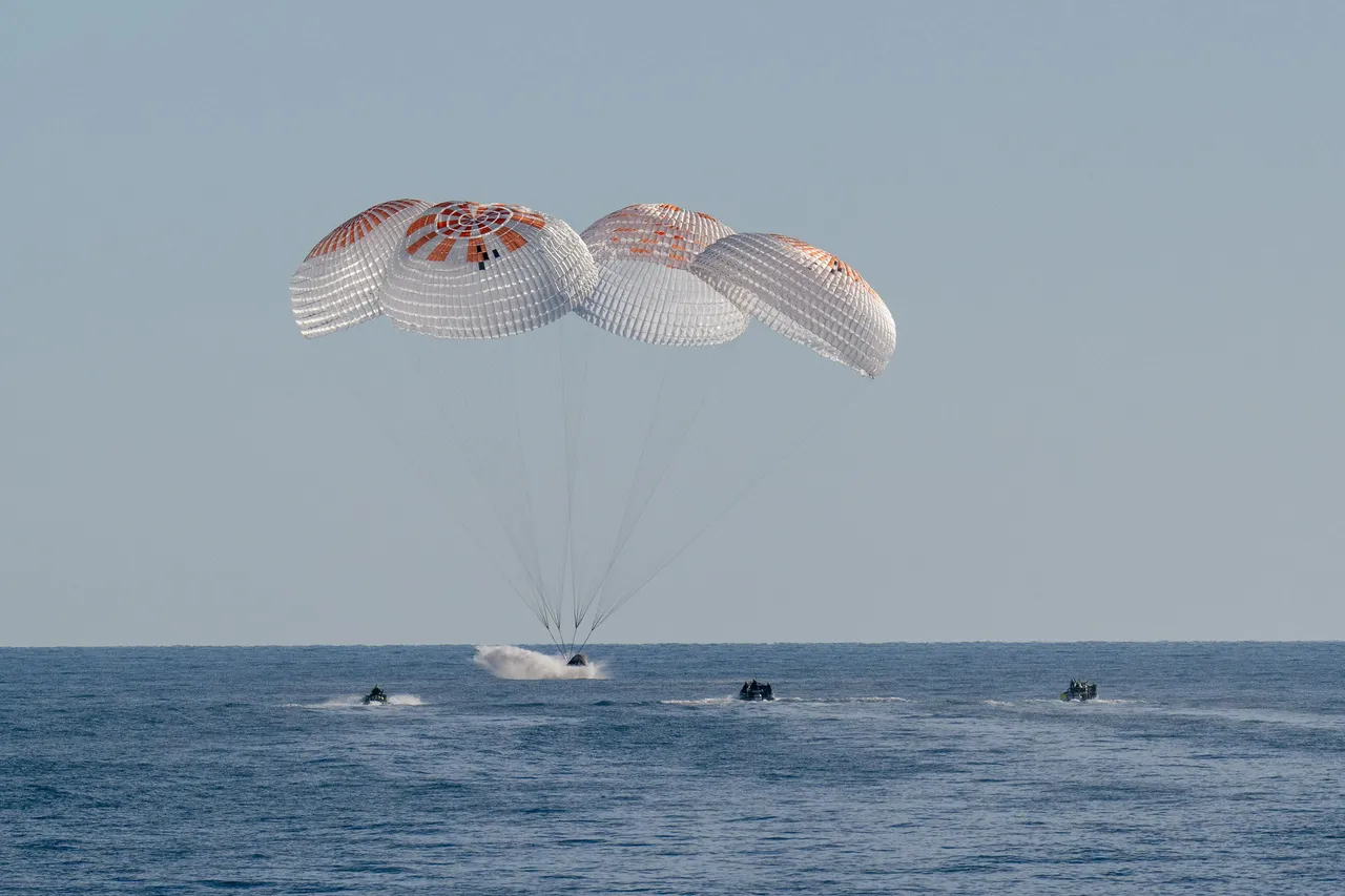 Astronautas da NASA pousam em uma nave espacial SpaceX Dragon na costa da Flórida, nos EUA
