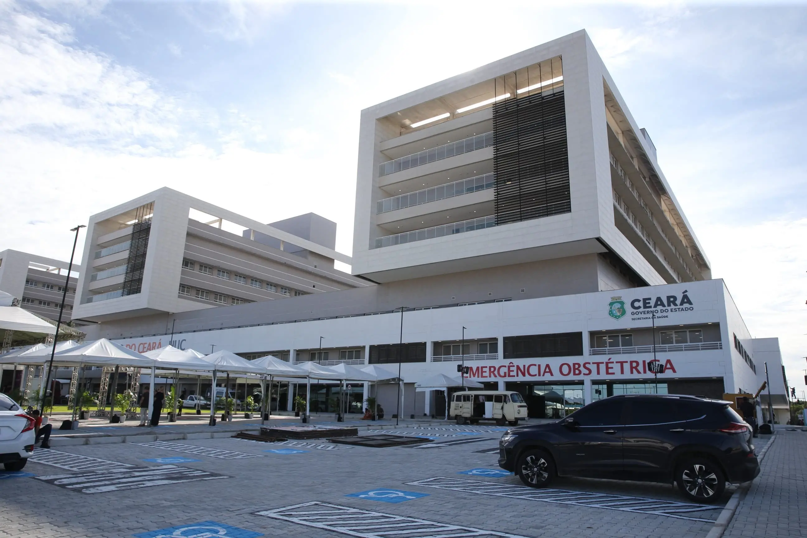 Fachada do prédio do Hospital Universitário do Ceará