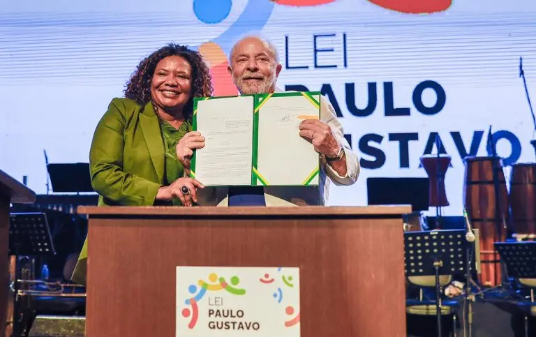 O presidente Luiz Inácio Lula da Silva e a ministra da Cultura Margareth Menezes na assinatura da regulamentação da Lei Paulo Gustavo, em Salvador, em maio de 2023
