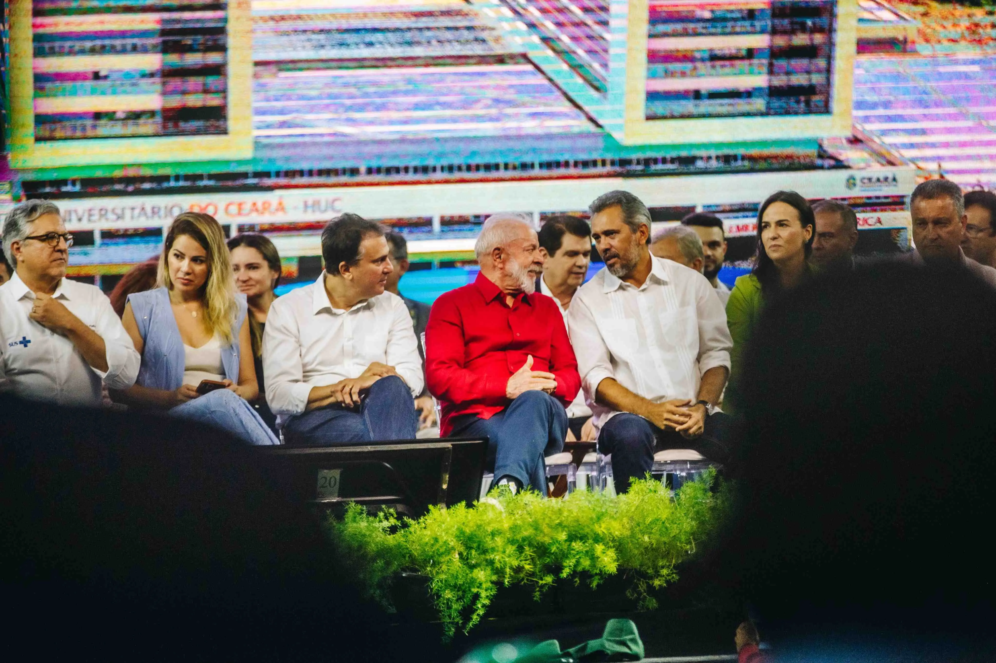 Lula ao lado do governador Elmano de Freitas e do ministro Camilo Santana