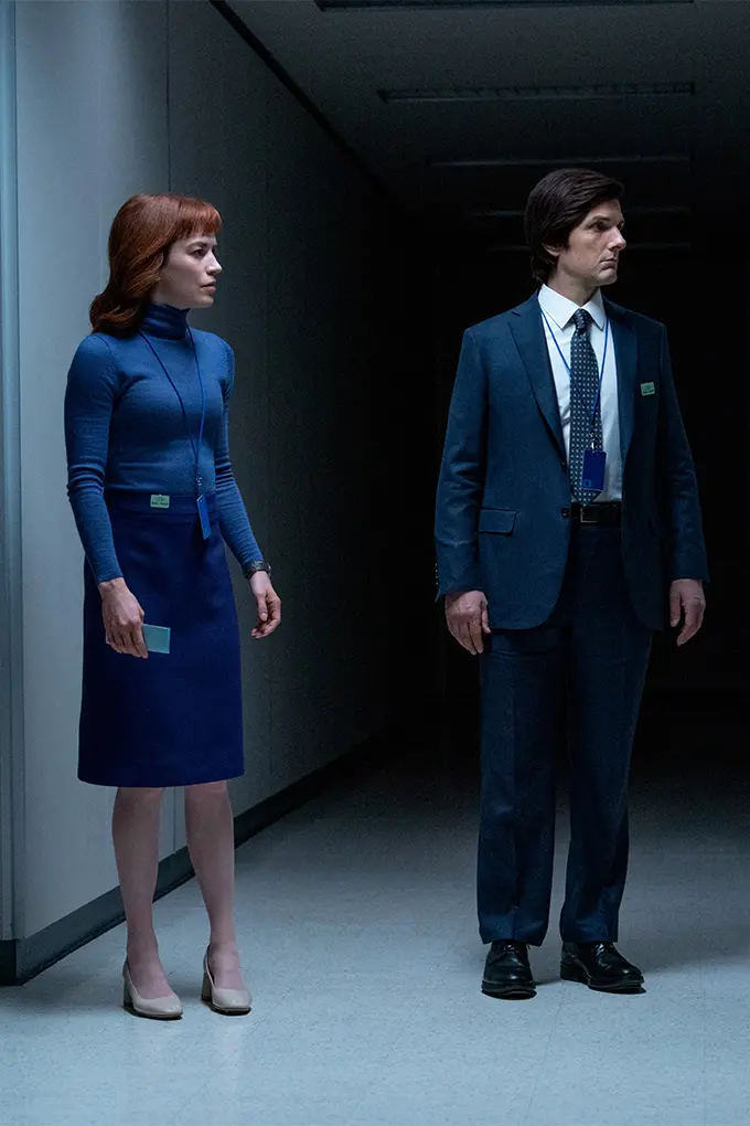 Na série, funcionários da empresa Lumen aceitam participar de um procedimento experimental onde suas memórias pessoais e de trabalho são permanentemente separadas.