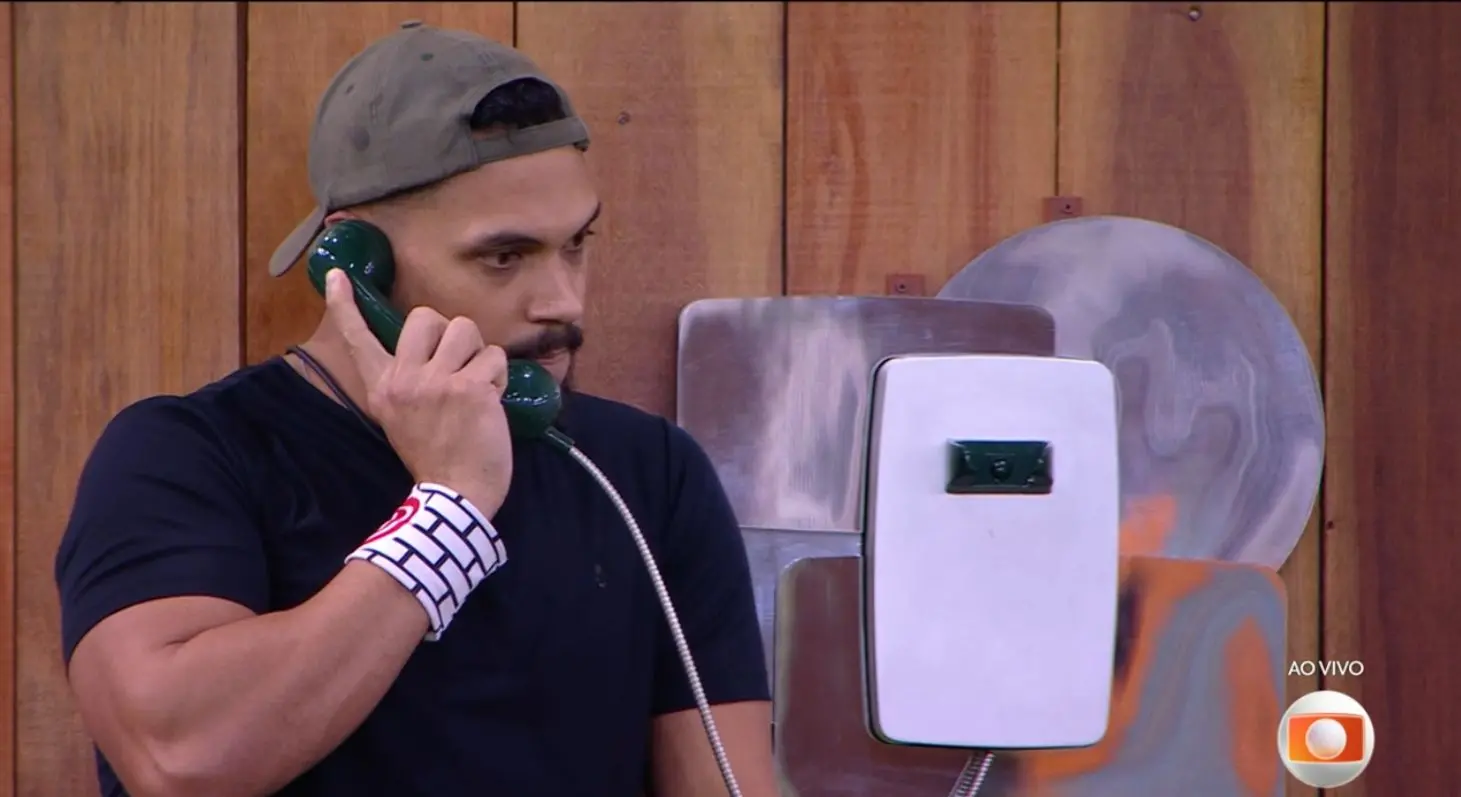 Vinícius atendeu o Big Fone e pôde indicar duas pessoas para o paredão