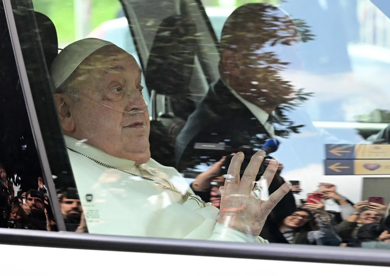 Papa deixa Hospital para se tratar em casa