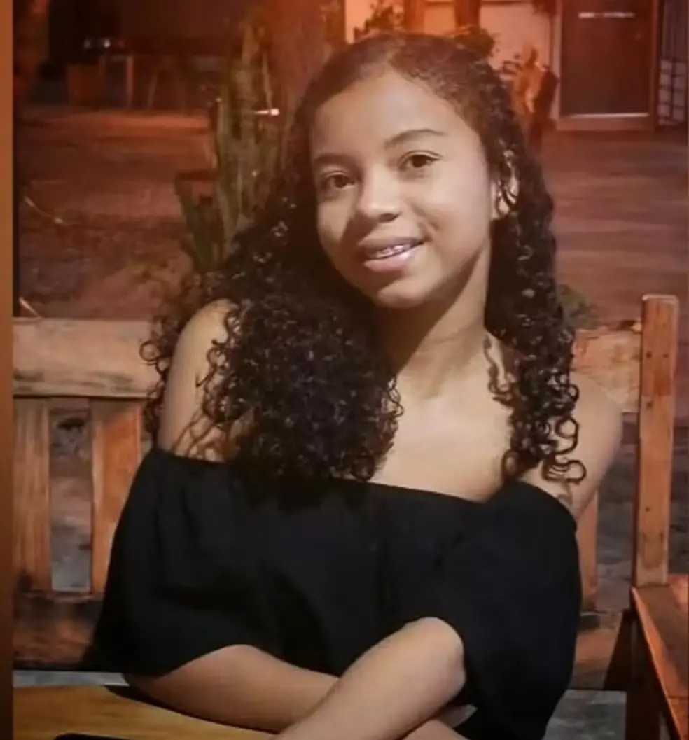 Foto em que mostra Ingrid Vitória sorrindo para a câmera para matéria sobre adolescente sequestrada no Sertão de Pernambuco