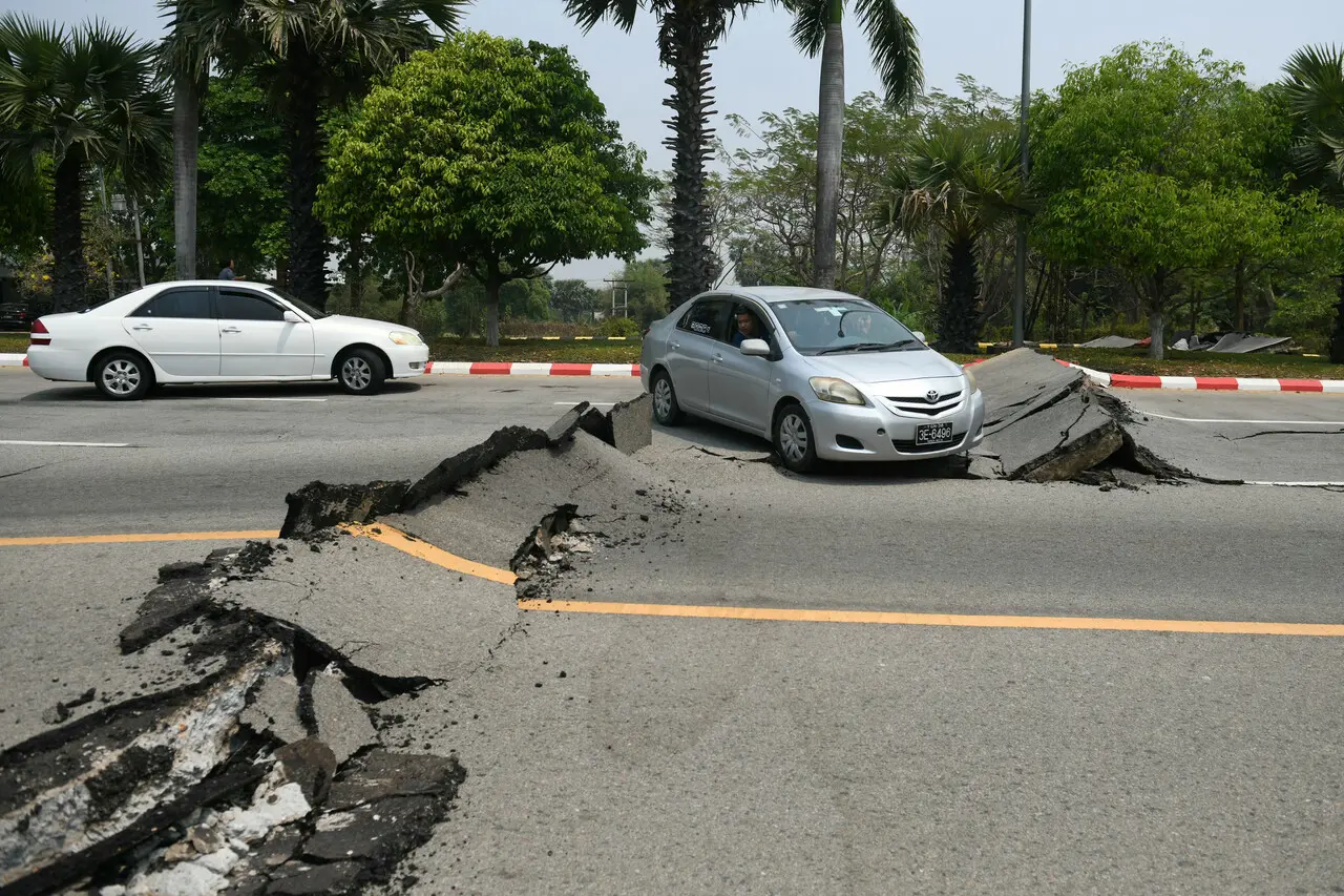 Carros passam por uma estrada danificada em Naypyidaw em 28 de março de 2025, após um terremoto no centro de Mianmar. Terremoto de magnitude 7,7 atinge Mianmar e Tailândia; regiões decretam estado de emergência