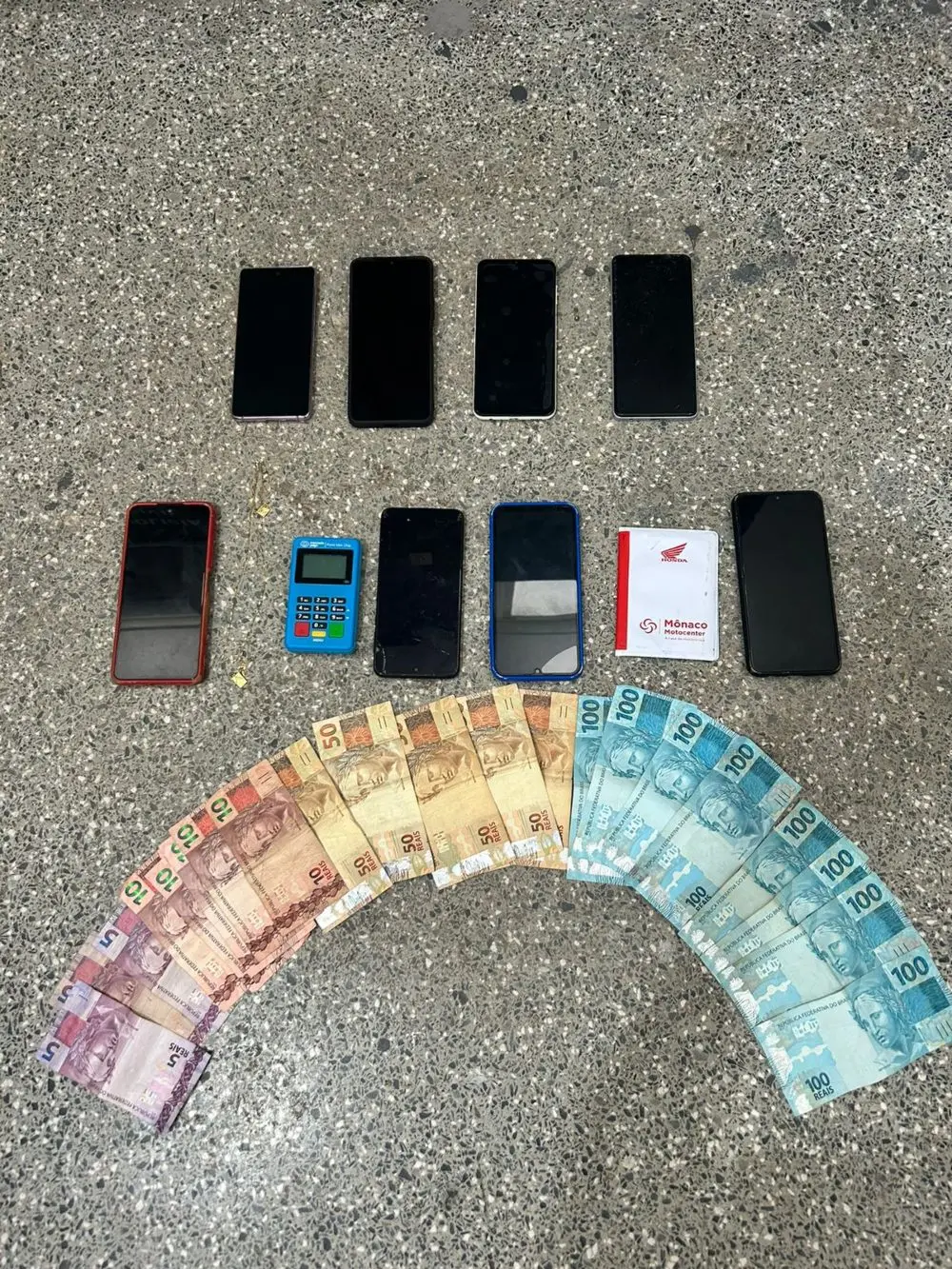 Aparelhos celulares e cerca de R$ 1 mil em espécie foram apreendidos pelos policiais civis, com os investigados