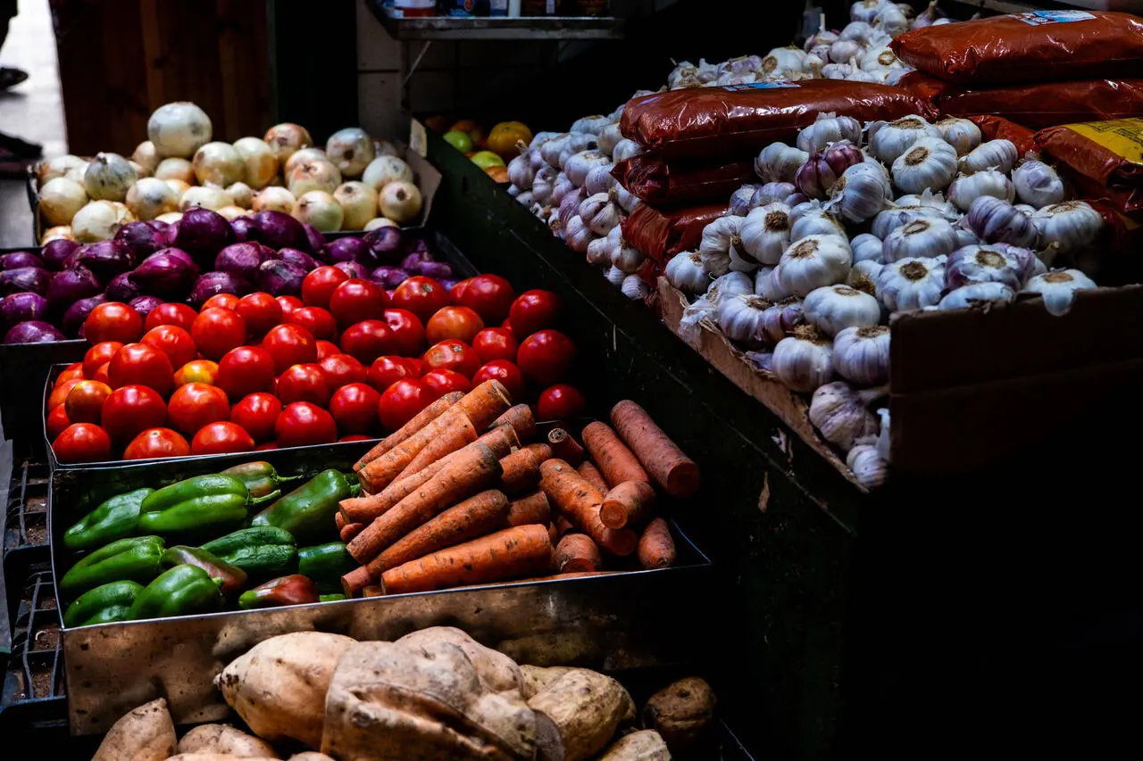 foto de verduras em feira