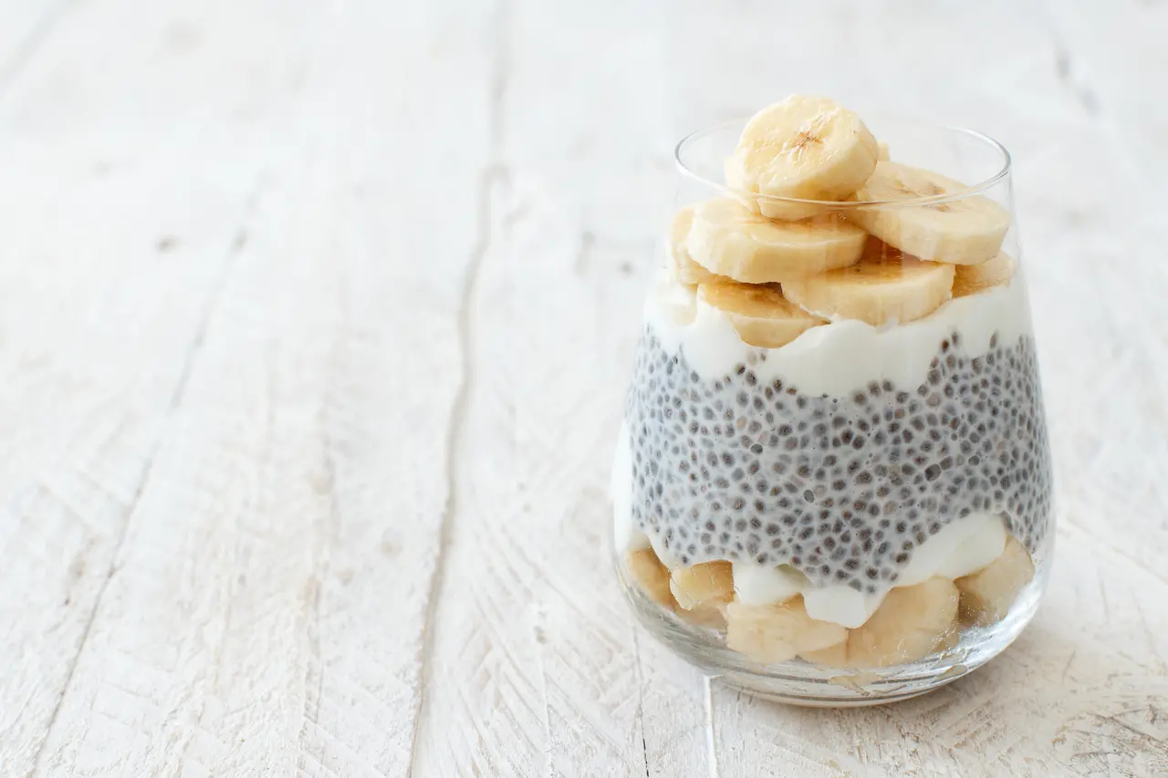 Delicioso creme de banana com chia, iogurte e fatias de banana, perfeito para um lanche saudável e nutritivo.