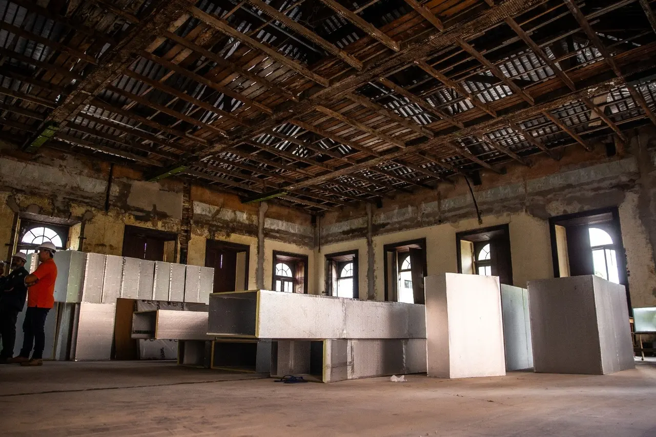 Trabalhos no telhado, calha e coberta do Museu do Ceará foram prioritários no primeiro momento