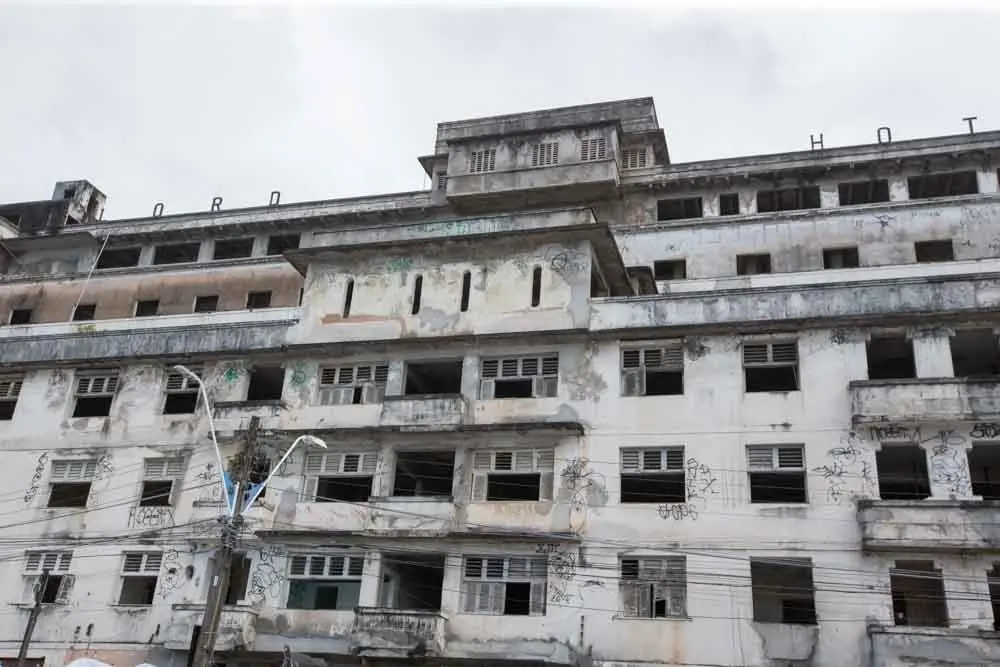 Fachada de prédio deteriorado