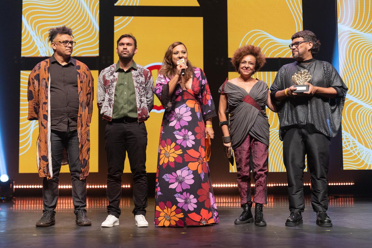 Pavilhão da Magnólia no palco do 35º Prêmio Shell ao vencer a categoria 'Destaque nacional' no evento
