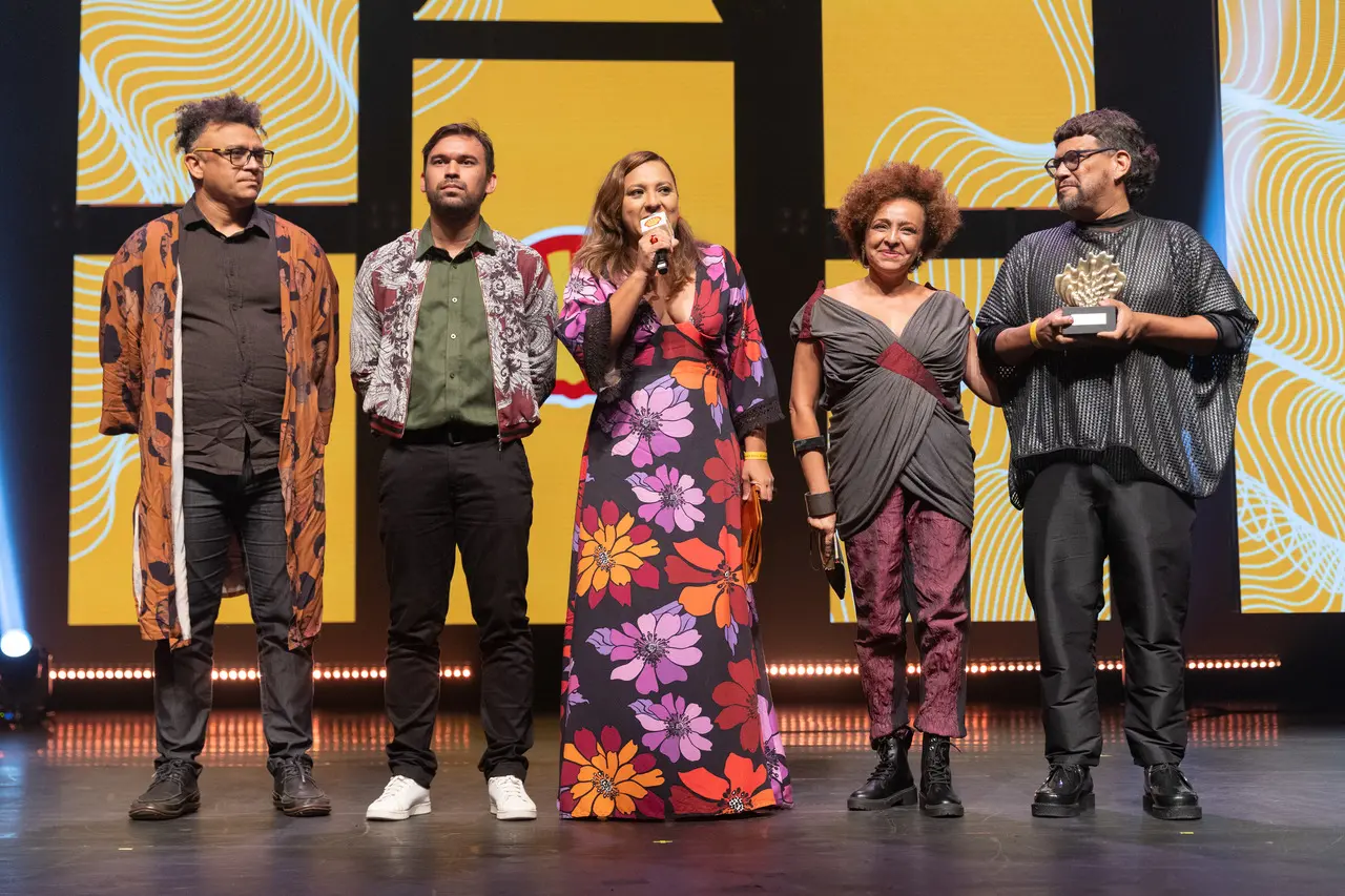 Pavilhão da Magnólia no palco do 35º Prêmio Shell ao vencer a categoria 'Destaque nacional' no evento
