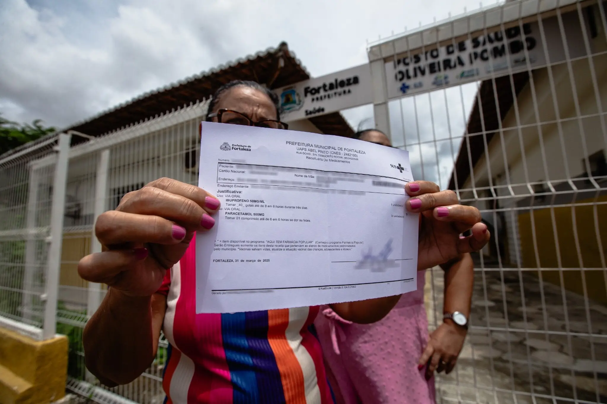 Paciente do Posto de Saúde Oliveira Pombo mostra receituário